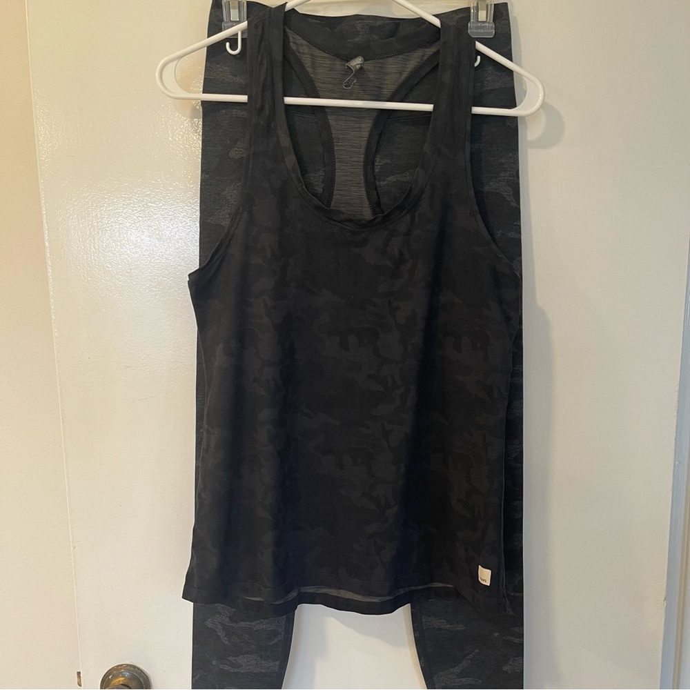 Vuori Set High Waist Dark Grey Camo Leggins